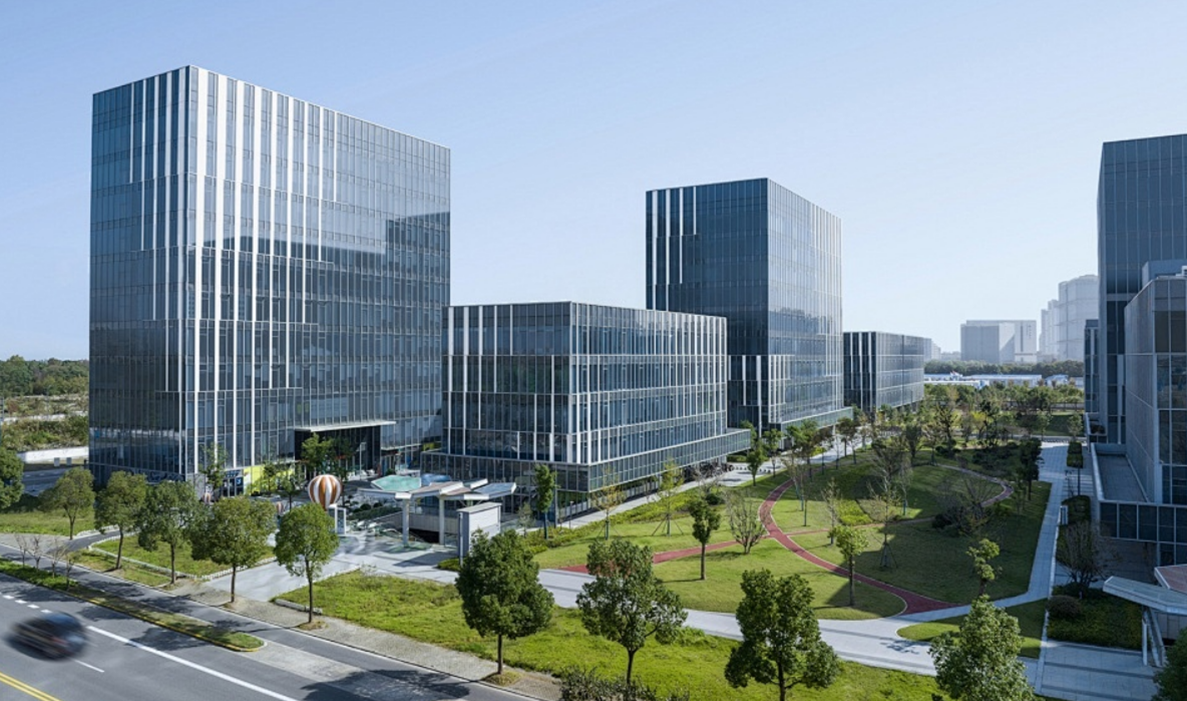 冬季室内温度 20°C，夏季室内温度 25℃，热回收效率 70%，实现了节能减排与建筑舒适性的统一